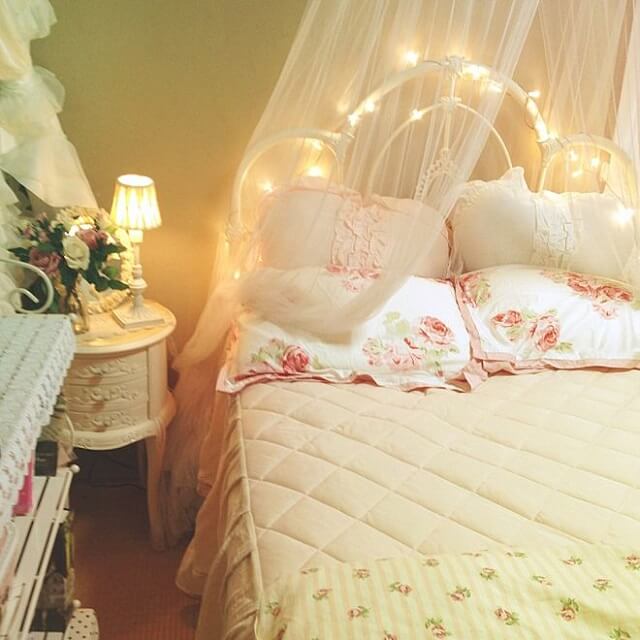 可愛い姫系インテリアの寝室