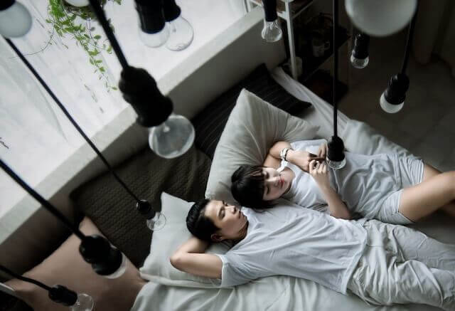 ベッドの上の夫婦